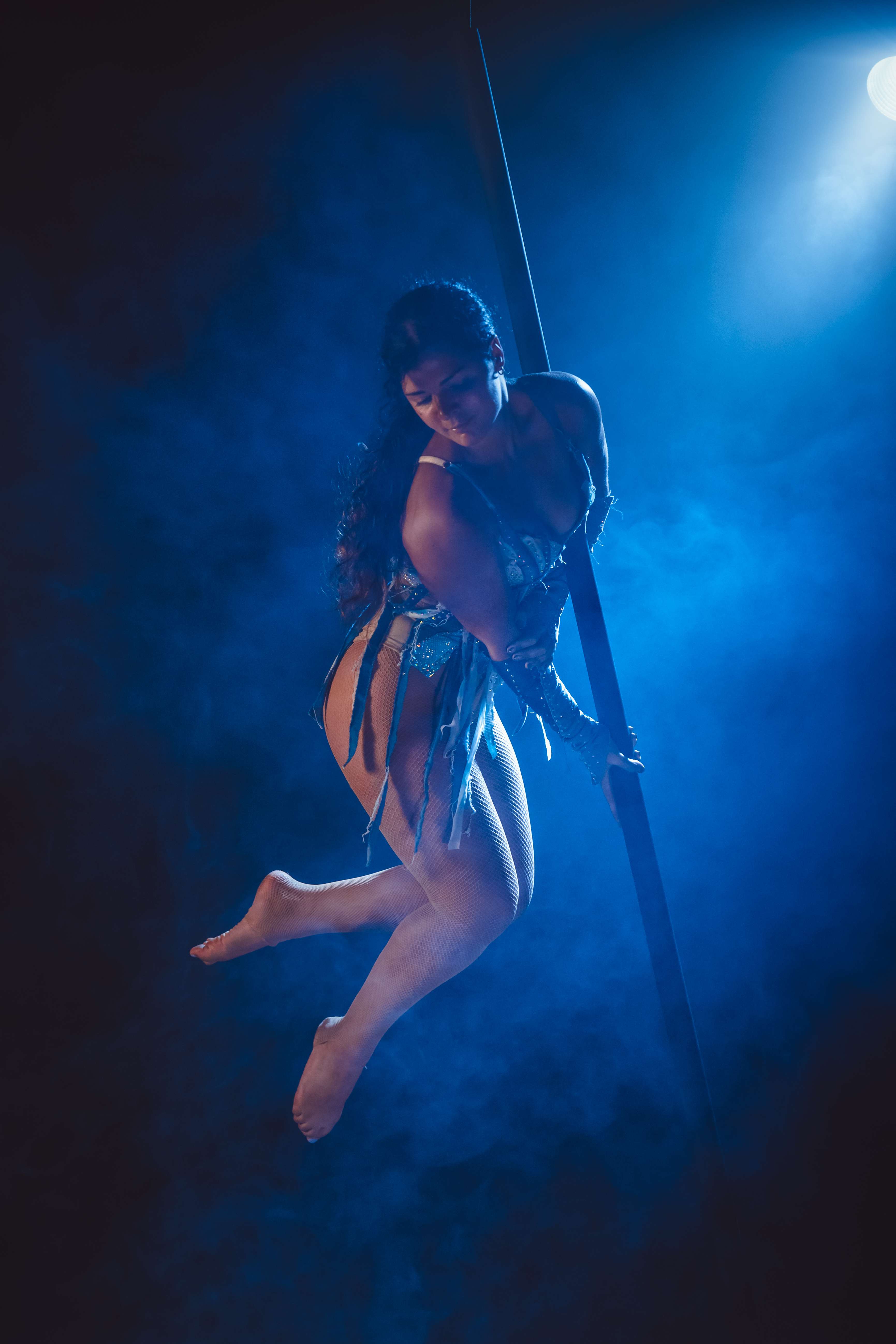 Chloé en performance Flying Pole avec costume étincelant